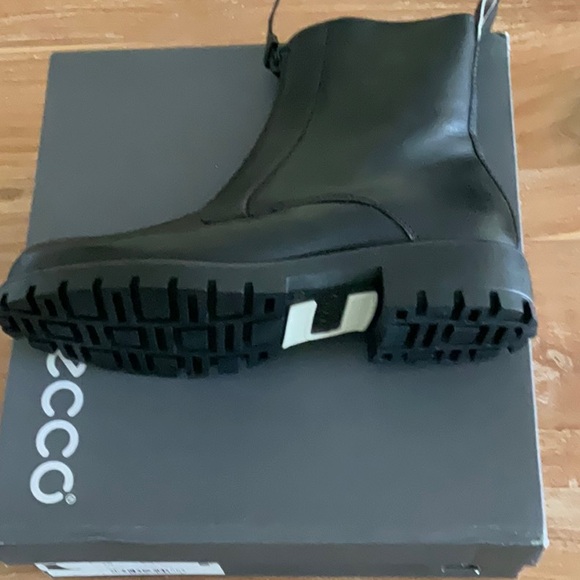 ECCO Modtray W black zip front black leather boot with rubber sole. - Picture 7 of 8